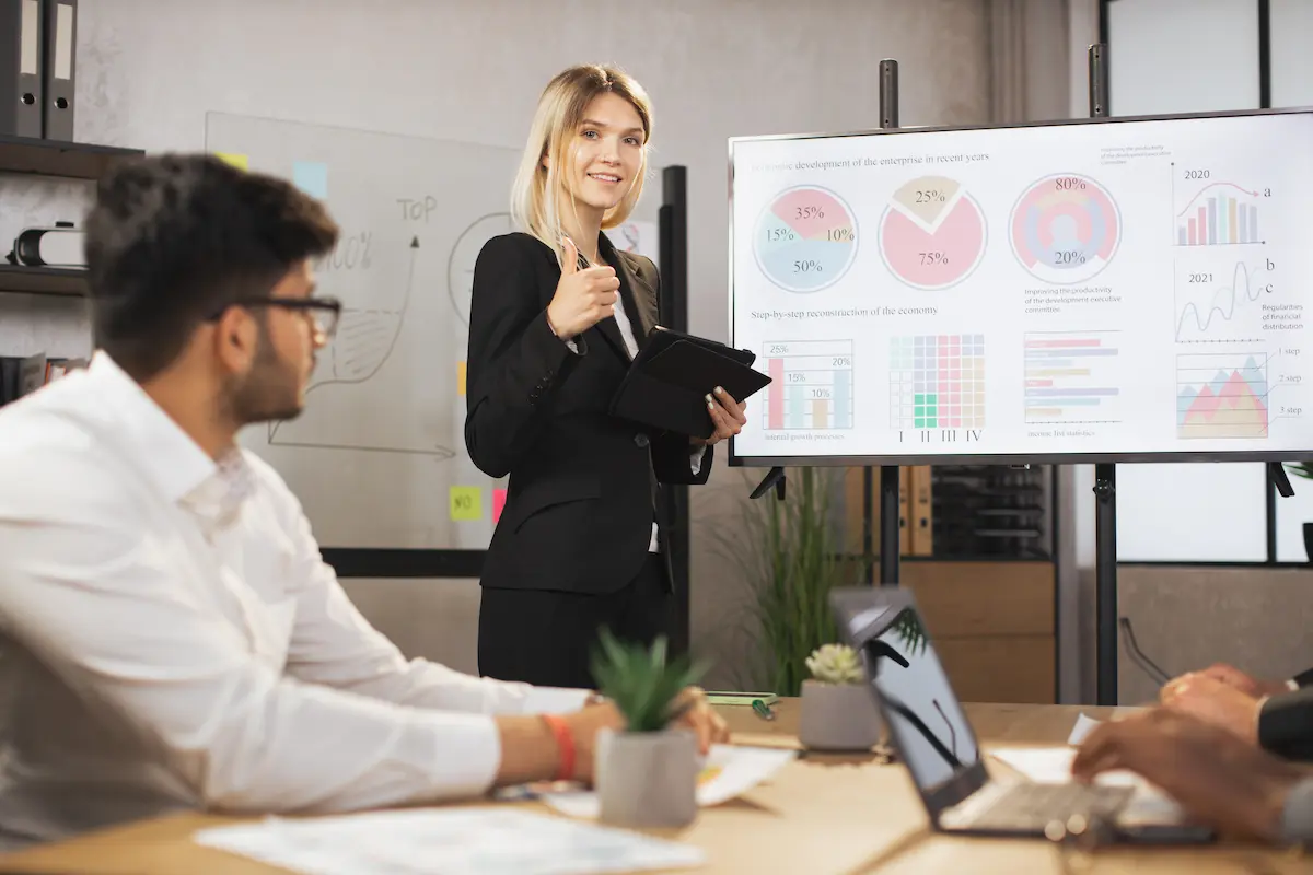 Métricas en un pizarrón de los resultados obtenidos por la publicidad en pantallas led