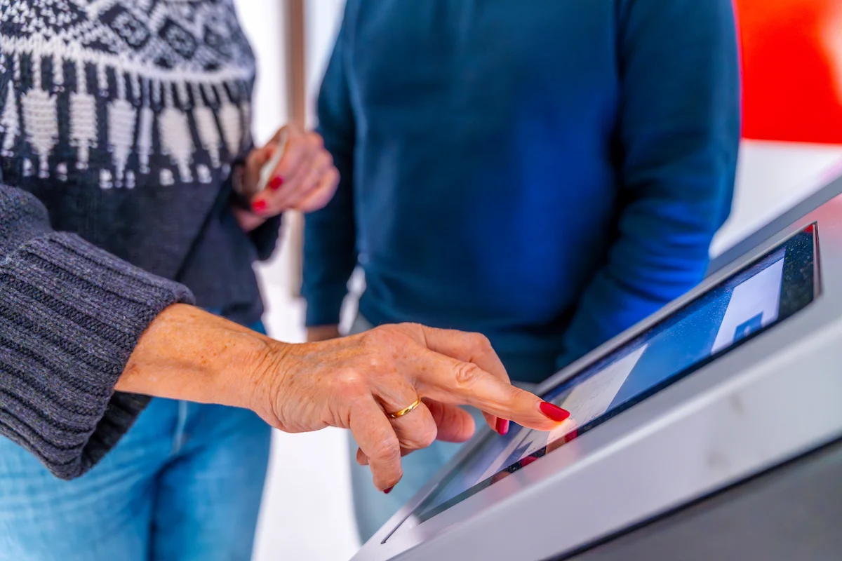 Mujer usando una pantalla led en un hospital